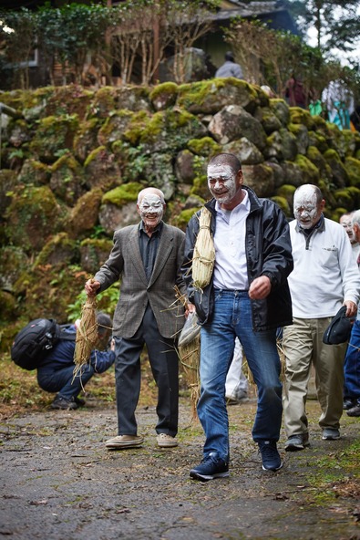 かつては残ったごはんを藁に包み（藁苞）各自帰路につく風習がありました※写真は過去のもの。現在はこの風習は行われていません