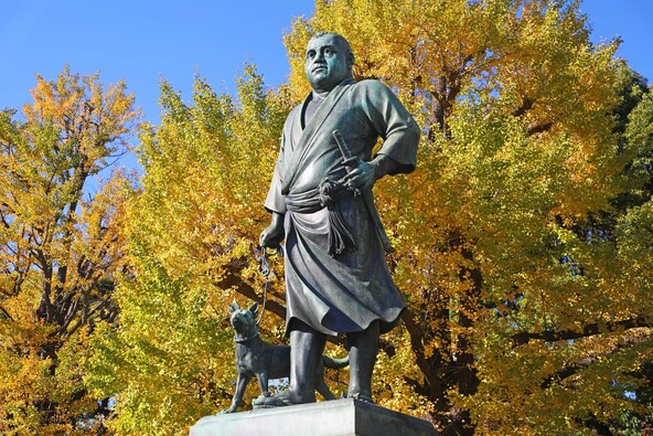 イチョウを背景に立つフォトジェニックな西郷さん（画像提供：PhotoNetwork / PIXTA）