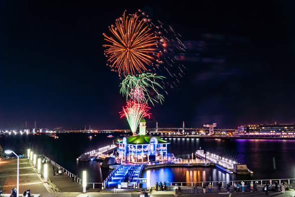 横浜港周辺の夜空を彩る「横浜ナイトフラワーズ」の花火