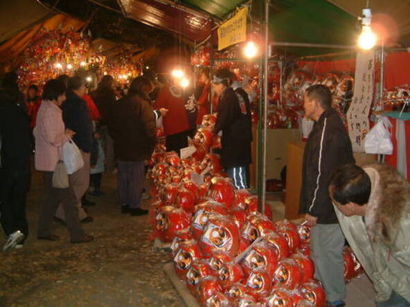 「飯泉観音だるま市」の様子