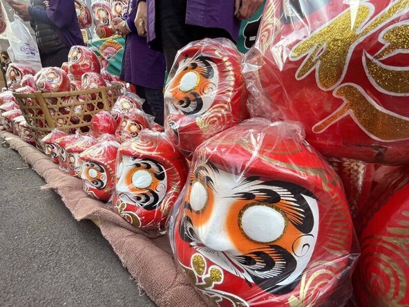 相州だるまと正月飾りが並ぶ年末恒例行事です