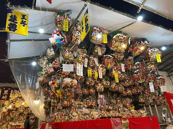 熊手市の中心を担うのは、明治時代から続く熊手商「くまで工房　王子芝善」