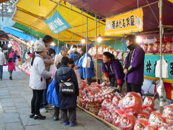 縁起のいいだるまを販売する露店がずらり
