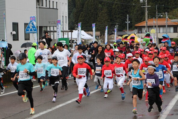 子どもからお年寄りまで多くの人が参加しています。
