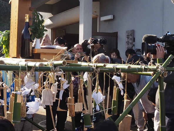 竹で組まれた御仮屋に吊るされた木づちや竹筒を子供たちが壊していきます