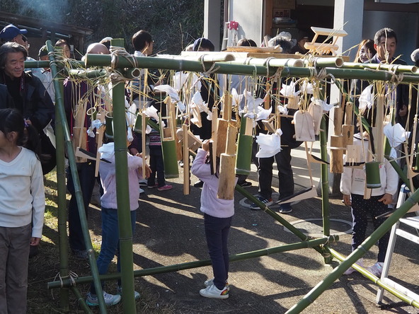 子供たちが力いっぱい竹組みに挑みます