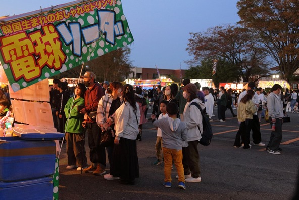 ずらりと並ぶ屋台に子供もテンションアップ！