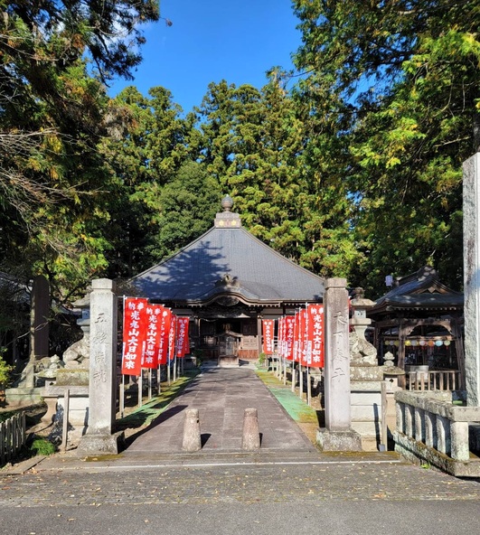 自然に包まれた境内