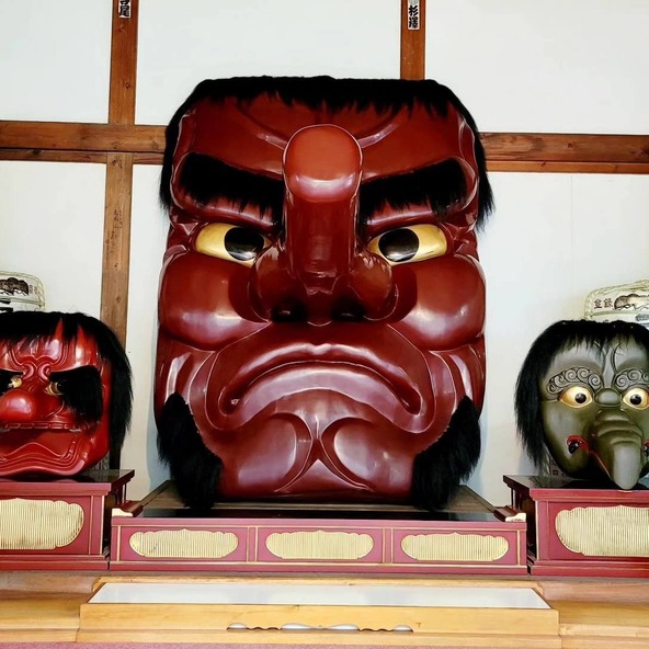 巨大な天狗面に子供もびっくり！