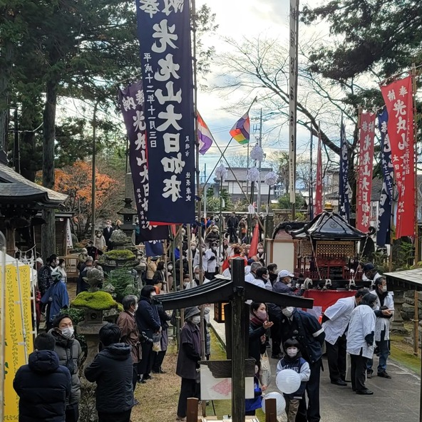 例年、境内は多くの人々でにぎわいます