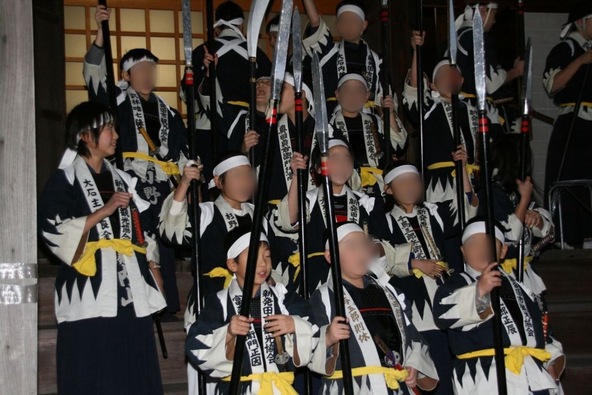 赤穂義士の衣装に身を包んだ少年少女剣士が、かけ声を上げながら市内を練り歩きます