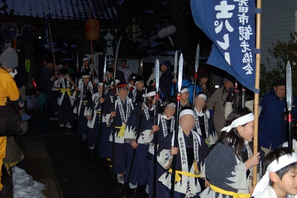 市中パレードはおよそ30人の地元の子供たちが参加します