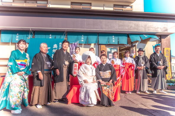 「花嫁道仲行列」では、艶やかな和装がそろい、祭りの雰囲気が一気に華やぎます