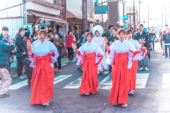 まちなかをゆっくり進む華やかな行列に子供も釘付けに！