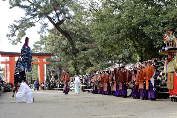 古都奈良の冬を彩る伝統的な祭礼です