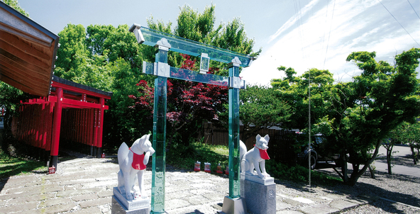 「神徳稲荷神社」の透明な鳥居