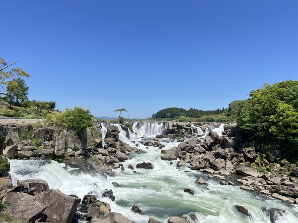 日本一の滝幅を誇る「曽木の滝」隣接する公園は秋はもみじの名所として有名です