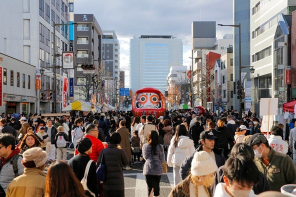 高さ2.8mの特大だるまが設置されているほか、ステージイベントなど見どころ＆お楽しみがたくさん！