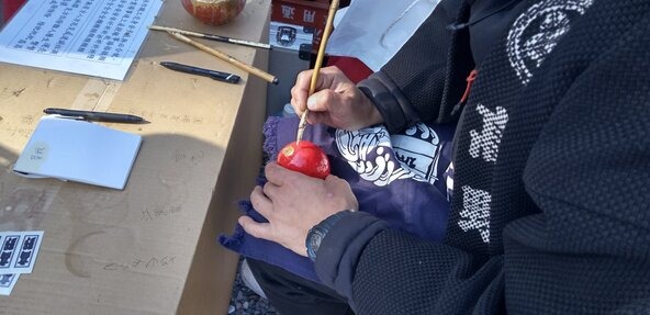 だるまへの文字入れの様子