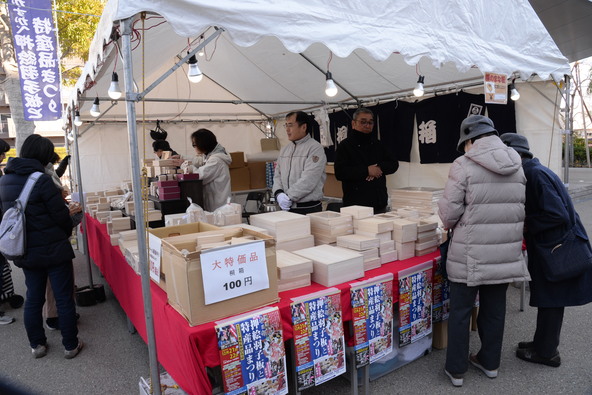 桐箱や桐製品がずらりと並びます