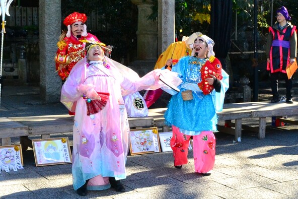 境内は、参拝者を楽しませる多彩なパフォーマンスでにぎわいます