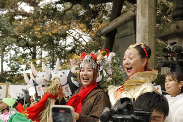 大勢の参拝者が一斉に笑い声を響かせます