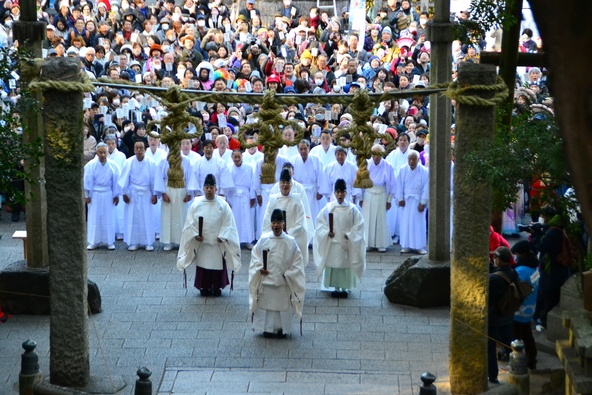 例年数千人もの人々が訪れます