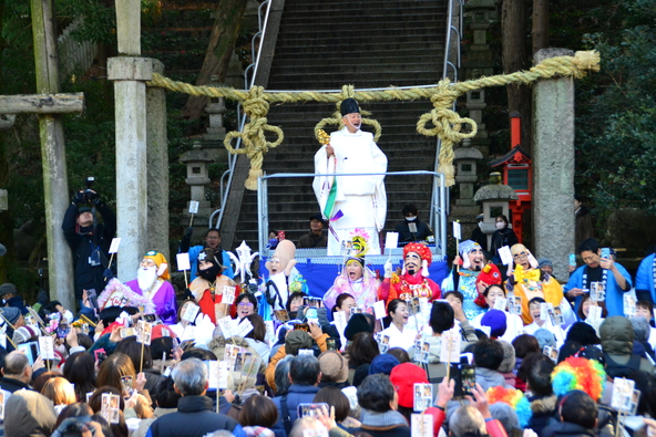 境内は参拝者の笑い声で包まれます