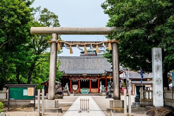 例年5月には、日本を代表する例大祭（三社祭）が行われる「浅草神社」