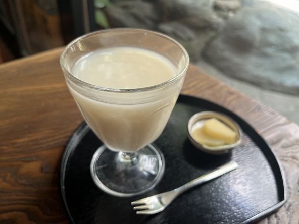 伝統的な「土室」（つちむろ・麹室のこと）で発酵させた麹と米だけで作った、「天野屋」の甘酒