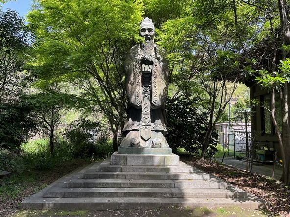 境内には儒教の祖である孔子（こうし）の銅像も