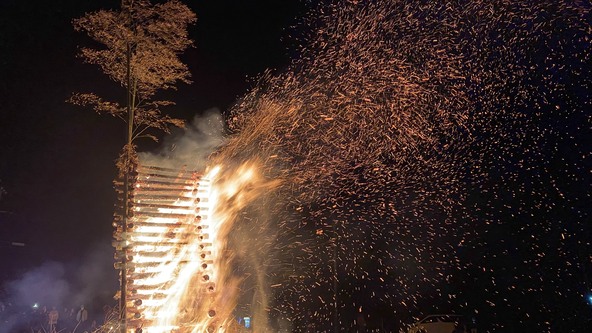 青竹で高い櫓を組んで火を放ち、体の鬼を追い出します。