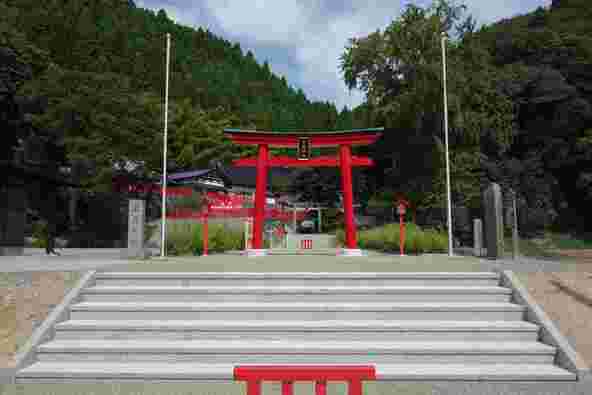 「早馬神社」の一の鳥居と参道。鮮やかな赤の鳥居が神聖さを感じさせます