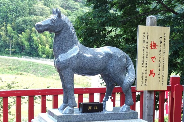 「撫で馬」の頭や脚を撫でて、万事うまくいくことを祈願しましょう