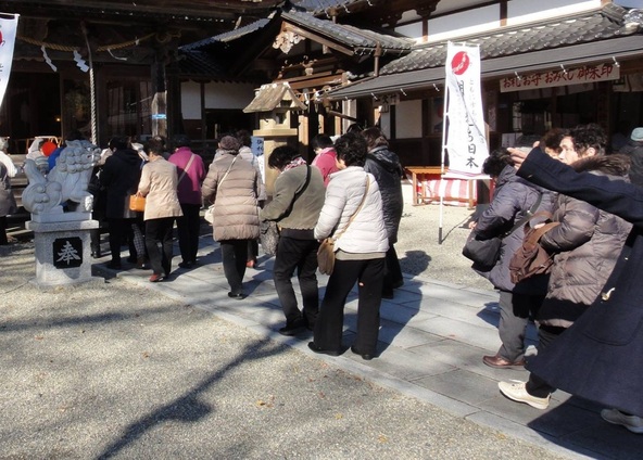 初詣期間中の境内の様子。多くの参拝者が列を作ります
