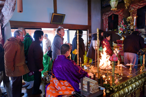 護摩祈願は本堂で執り行われます