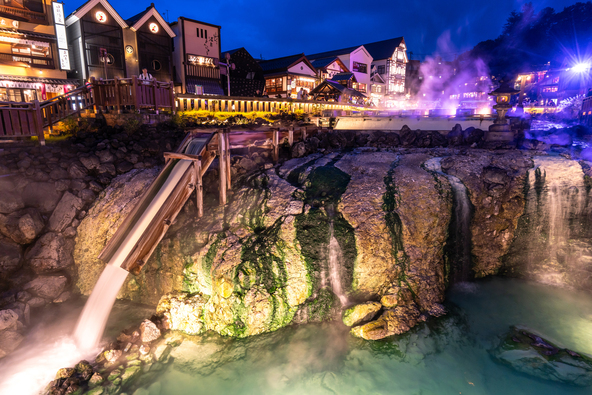 「湯畑」のライトアップ時の様子