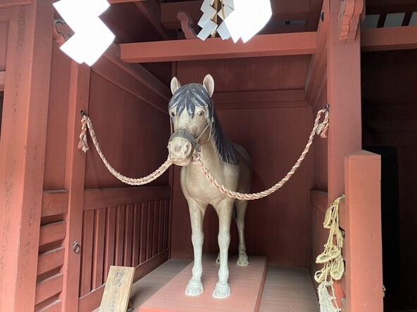 木彫りの白い神馬。家康公が神社に寄進した馬を模したといわれています