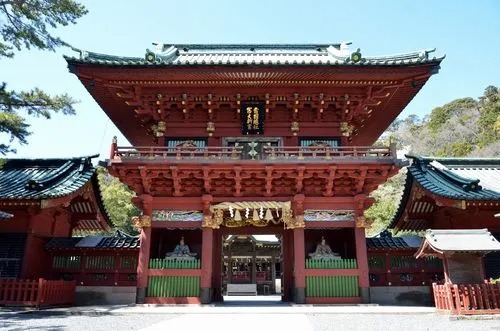  神部神社・浅間神社の楼門。総漆塗で、彫物には「水呑の龍」「虎の子渡し」などがあります