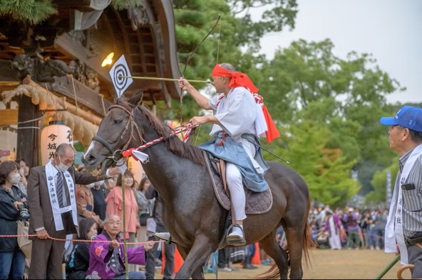 例年10月第1土曜と、その翌日の日曜に行われる「競馬神事」（画像提供：大浦神社）