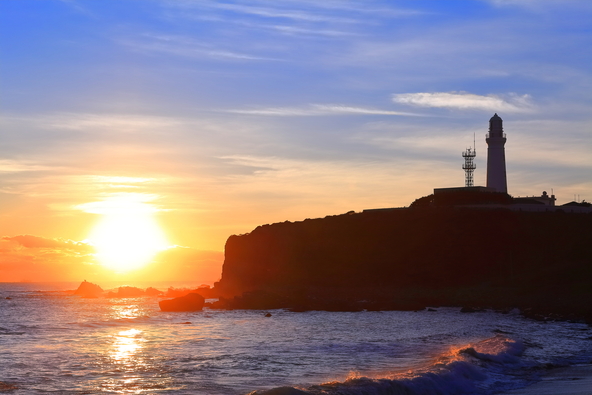 犬吠埼灯台と初日の出（画像提供：kazukiatuko / PIXTA）