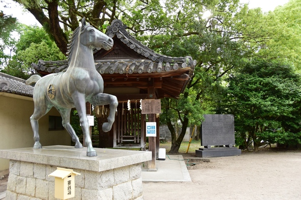 馬の守護社として、また駈馬神事を象徴する神馬像（画像提供：jooko3 / PIXTA）