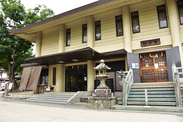 重要文化財の紫絲威大鎧（むらさきいとおどしよろい）のほか、馬の社に因んで日本各地の馬の郷土玩具や世界のさまざまな馬のミニチュア類を展示している「宝物殿」（画像提供：jooko3 / PIXTA）