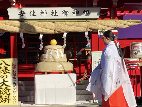 間近で見ると、大鏡餅の大きさに思わず驚くこと間違いなし！