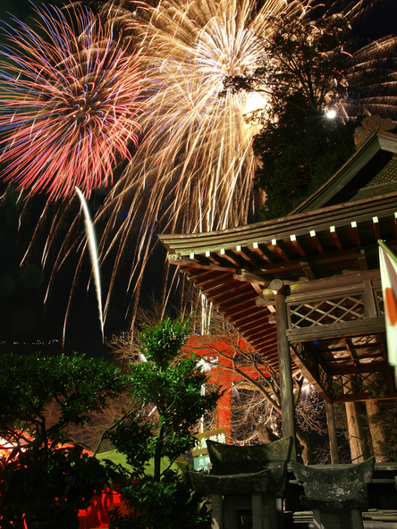 「元旦祭」の夜を彩る打ち上げ花火