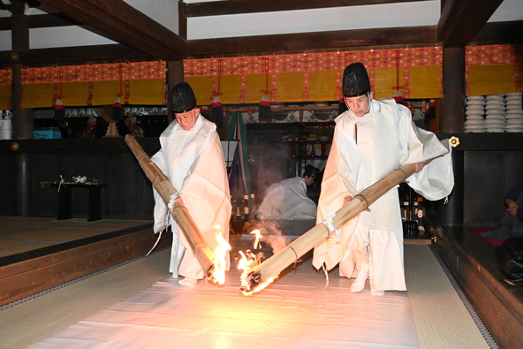 神前で起こされたご神火を松明へ移し行う厳粛な儀式（画像提供：大神神社）