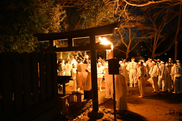 氏子たちが、燃え上がる大松明を担ぎ、境内を進みます（画像提供：大神神社）