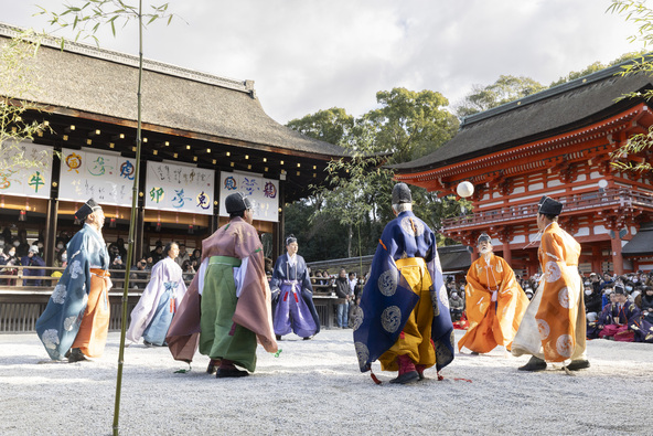 高く舞い上がる鞠に子供も釘付けに！