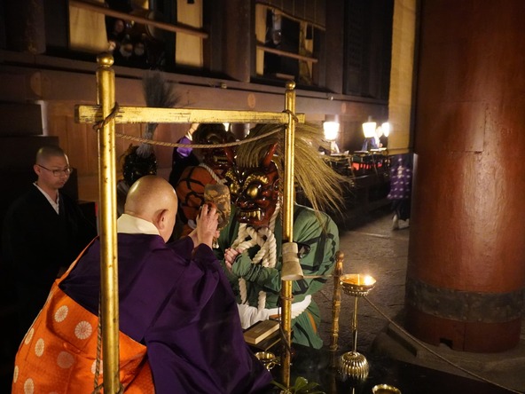 僧侶がお経を唱え、鬼たちを改心させます