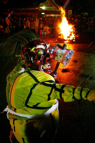 装束を身にまとった鬼に観客からも驚きの声が上がります